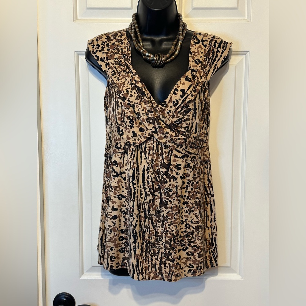 💙ST34-Dressbarn Print Sleeveless Top w/Criss Cross front & beautiful design.